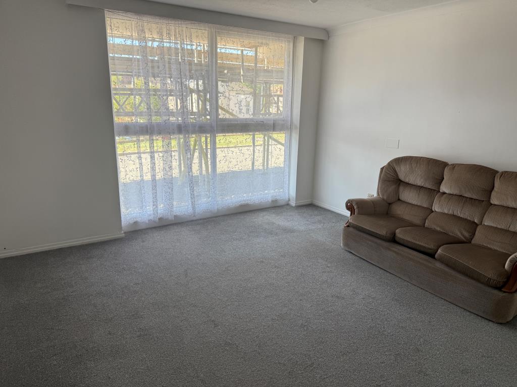 Lot: 46 - SPACIOUS STUDIO FLAT NEAR TOWN CENTRE - Studio room woth full length window
